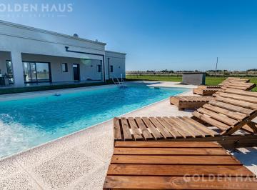 Casa · 262m² · 4 Ambientes · 1 Cochera · Casa de Categoría Premium en Chacras de La Trinidad en Cañuelas