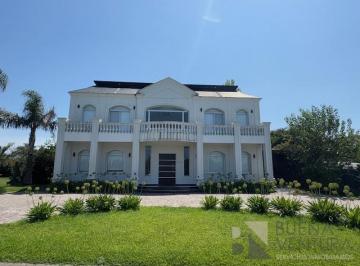 Casa · 310m² · 5 Dormitorios · 2 Cocheras · Casa en Alquiler con Muebles Fincas de Iraola 2