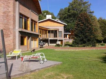 Casa · 1470m² · 17 Ambientes · 2 Cocheras · Casa en Venta - 9 Dorm. 10 Baños - 3.000 m² - San Martín de Los Andes