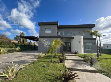 Casa · 250m² · 5 Ambientes · Casa 5 Ambientes Venta y Alquiler - Hudson Park