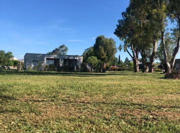 Terreno · 555m² · Lote Interno en Esquina en Venta Barrio Santa Emilia