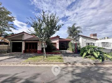 Casa · 165m² · 5 Ambientes · 1 Cochera · Casa en Venta de 3 Dorm. Patio con Parque y Cochera. Campana