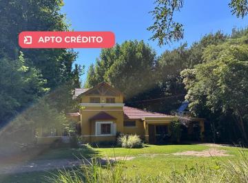 Casa · 283m² · 6 Ambientes · 2 Cocheras · Venta Casa en Arguello. Pileta. Amplio Parque. Apto Crédito.