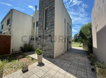 Casa · 88m² · 4 Ambientes · Casa en Venta de Dos Dorm., Villa Parque Sicardi