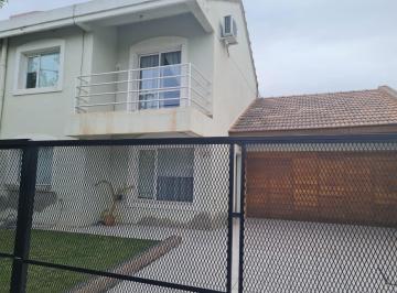 Casa · 200m² · 6 Ambientes · 1 Cochera · Casa en Venta en Centro de Fernadez Oro