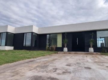 Casa · 230m² · 6 Ambientes · 1 Cochera · Casa en Una Planta a La Laguna