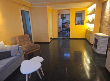 Casa · 132m² · 3 Ambientes · 1 Cochera · Casa en Tres Plantas, en Excelente Estado