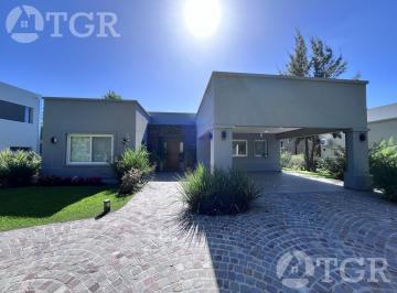 Casa · 230m² · 4 Ambientes · 2 Cocheras · Casa Exclusiva en Miralagos