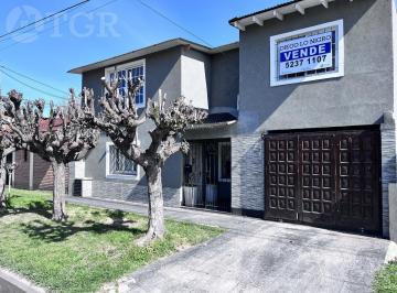 Casa · 183m² · 6 Ambientes · 3 Cocheras · Venta de Distinguida Casa en Hurlingham