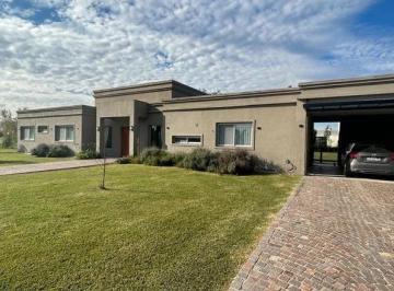 Casa · 200m² · 5 Ambientes · 2 Cocheras · Casa en Venta en Fincas San Vicente Golf - 5 Ambientes