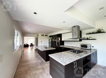 Casa · 241m² · 6 Ambientes · 2 Cocheras · Venta Casa en Haedo de 6 Ambientes