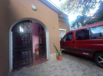 Casa · 145m² · 4 Ambientes · 2 Cocheras · Casa 2 Dorm. Doble Cochera Barrio Roque Saenz Peña