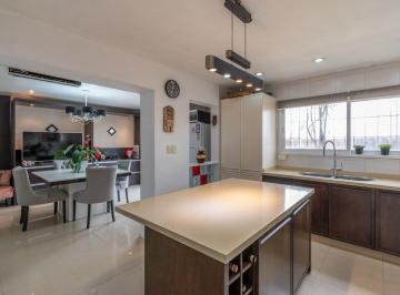 Casa · 200m² · 5 Ambientes · 1 Cochera · Casa · Venta · 5 Ambientes · Barrio Naon · Mataderos · Piscina · Cochera · Jardín · Playroom