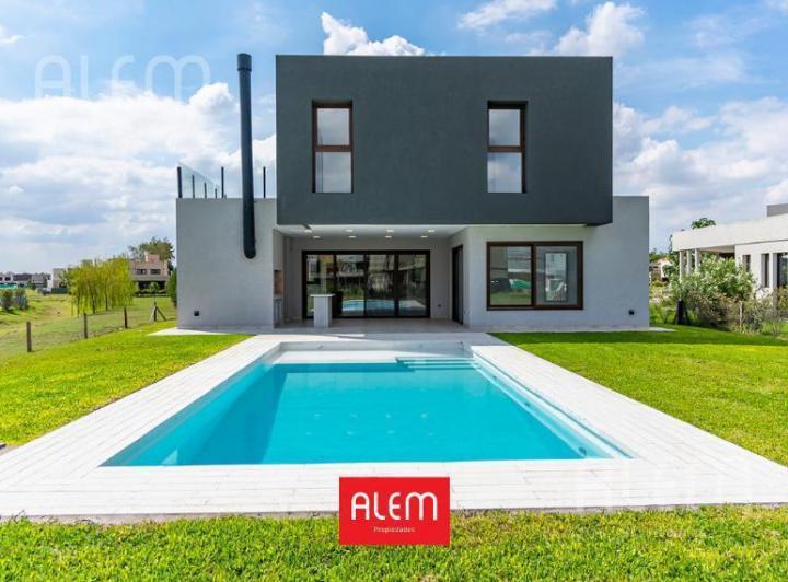 Casa · 150m² · 4 Dormitorios · 2 Cocheras