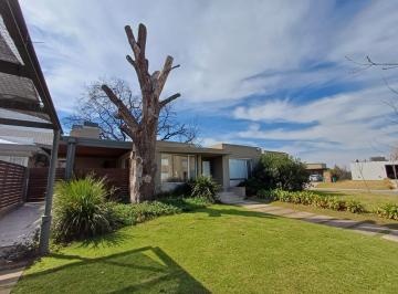 Casa · 173m² · 4 Ambientes · 2 Cocheras · Casa en Venta Haras Santa Maria Barrio Los Robles