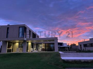 Casa · 228m² · 6 Ambientes · Casa en Venta Country Lomas de City Bell