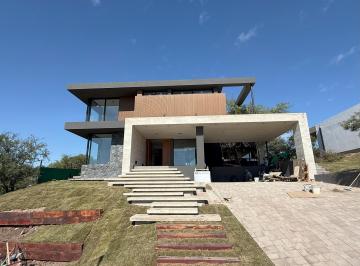 Casa · 1059m² · 4 Ambientes · 2 Cocheras · Venta! Casa en La Pakana! ¡Increíbles Vistas a Las Sierras!