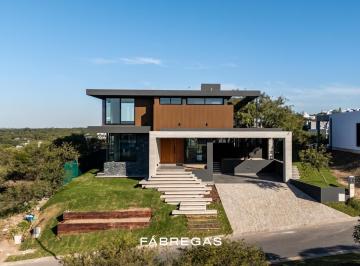 Casa · 578m² · 4 Ambientes · 2 Cocheras · Venta! Casa en La Pakana! ¡Increíbles Vistas a Las Sierras!
