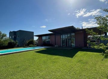 Casa · 215m² · 4 Ambientes · 2 Cocheras · Casa en Venta en Joaquin Gorina La Plata 2 Dorm.