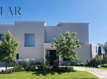 Casa · 305m² · 6 Ambientes · Casa en Alquiler Barrio Los Lagos. 4 Dorm con Dep.