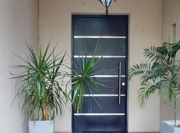 Casa de 5 ambientes, Almirante Brown · Hermoso Chalet de 4 Amb. con Parque y Piscina