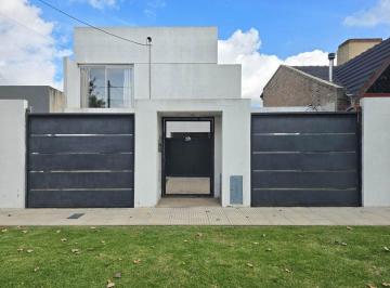 Casa · 161m² · 6 Ambientes · 2 Cocheras · Vivienda Multifamiliar con Pileta y Jardín