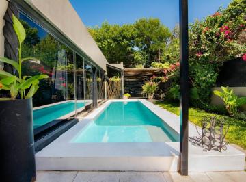 Casa · 112m² · 4 Ambientes · 2 Cocheras · Increible Casa en Venta en El Corazon de Funes con Piscina