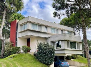 Casa · 340m² · 8 Ambientes · 2 Cocheras · Casa en Venta - 6 Dorm. 5 Baños - Cochera - 1756 m² - Pinamar