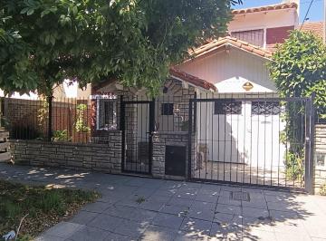 Frente · Chalet Marplatense en Lo Mejor de La Perla