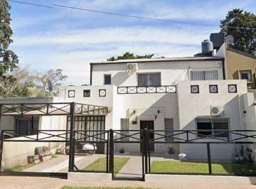 Casa · 180m² · 4 Ambientes · 1 Cochera · Güiraldes 2314