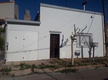 Casa · 130m² · 4 Ambientes · 1 Cochera · Casa en Pje Drago Casi Cdo Pujato. Barranquita