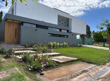 Casa · 226m² · 4 Ambientes · 1 Cochera · Casa en Alquiler Barrio Privado Gran Boedo