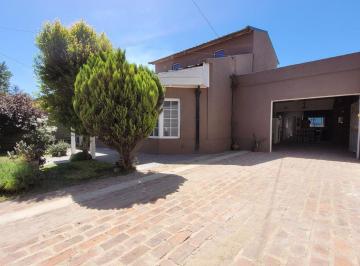 Casa · 180m² · 4 Ambientes · 1 Cochera · Casa 4 Ambientes Jardin Pileta Permuta Merlo