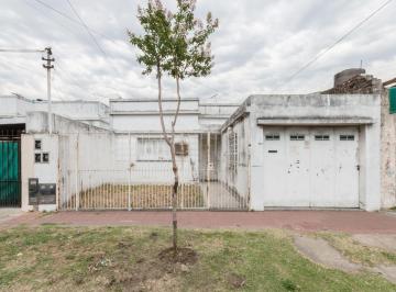 Casa · 65m² · 2 Ambientes · 1 Cochera · Oportunidad Casa en Venta a Reciclar, Amplio Lote