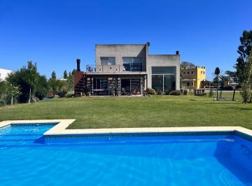 Casa · 161m² · 4 Ambientes · 3 Cocheras · Venta en Club de Campo Santo Domingo Casa Al Agua