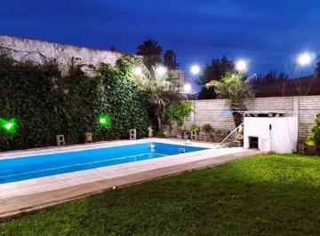 Casa · 200m² · 6 Ambientes · 1 Cochera · En Venta Casa 2 Dorm., Local Com, Piscina.