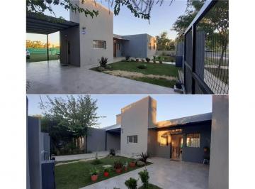 Casa · 90m² · 3 Ambientes · 1 Cochera · Alquiler Temporario Casa Dos Dorm., pileta
