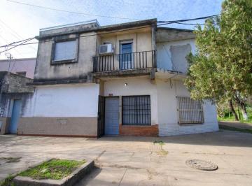 Casa · 267m² · 9 Ambientes · 1 Cochera · 3 Departamentos y Galpón. Se Vende