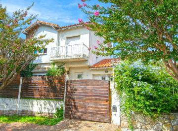 Casa · 209m² · 5 Ambientes · 3 Cocheras · Venta Casa Barrio Chauvin, Pileta, Quincho