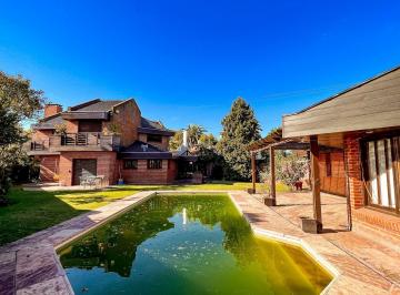 Casa · 481m² · 7 Ambientes · 3 Cocheras · Venta Casa con Pileta Parque Luro Lote de 18 X 43