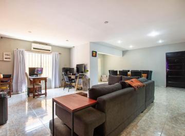 Casa · 230m² · 5 Ambientes · 1 Cochera · Casa Moderna de 4 Dorm. en Venta