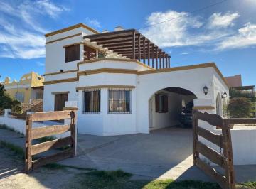 Casa · 100m² · 4 Ambientes · 1 Cochera · Venta Casa Las Grutas Bajada 5 a 180 m. del Mar.