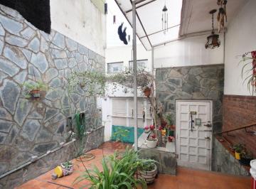 Casa · 126m² · 5 Ambientes · 1 Cochera · Venta Casa Parque Chacabuco 5 Ambientes/ Cochera