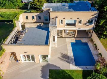 Casa · 288m² · 7 Ambientes · 3 Cocheras · Casas en Venta en Villa Elisa con Pileta