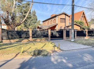 Casa · 230m² · 5 Ambientes · 1 Cochera · Venta Casa 5 Amb. R. Rojas Parque Pileta Quincho