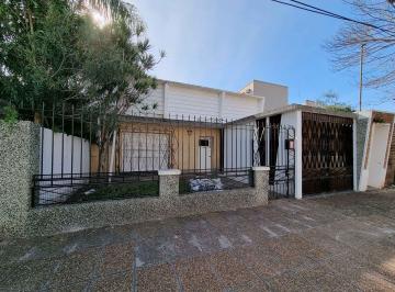 Casa · 140m² · 6 Ambientes · 1 Cochera · Casa de 2/3 Dorm. en Venta en Santo Tome