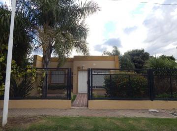Casa · 96m² · 3 Ambientes · 1 Cochera · Casa 2 Dorm. en Cap. Bermúdez con Jardin y Cochera