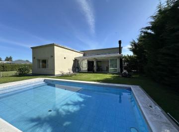 Casa · 190m² · 4 Ambientes · Casa en Alquiler en Barrio Rumenco