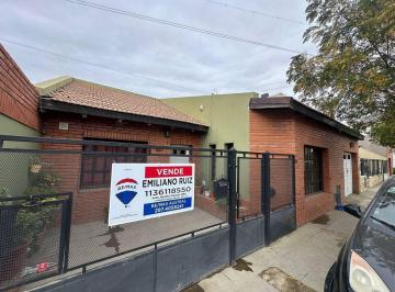 Casa · 125m² · 4 Ambientes · 1 Cochera · Casa 3 Dorm con Quincho y Patio Sobre Av Lisandro