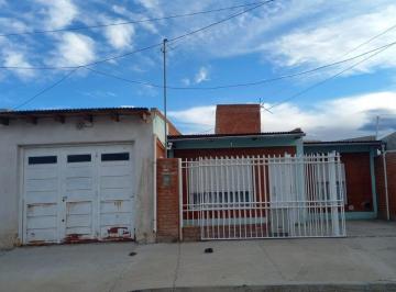 Casa · 132m² · 3 Ambientes · 1 Cochera · Casa de 2 Dorm. en Pico Truncado